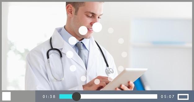 Samenstelling van mannelijke arts die tablet gebruikt op het interfacescherm voor videoweergave