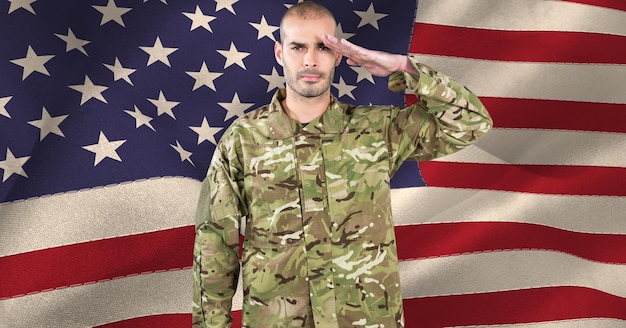 Samenstelling van mannelijke soldaat die over de Amerikaanse vlag salueert