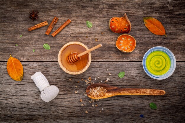 Samenstelling van nature spa ingrediënten op de donkere houten tafel.