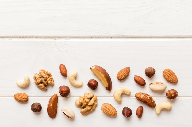 Samenstelling van noten vlakke lay mix hazelnoten cashewnoten amandelen op tafel achtergrond gezonde voeding concepten en voedsel achtergrond