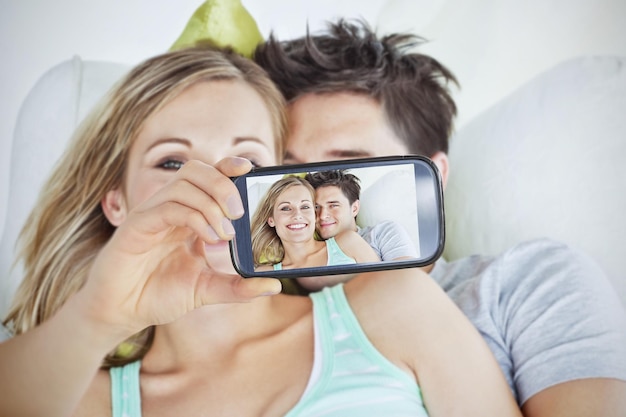 Samenstelling van paar dat selfie op smartphone neemt