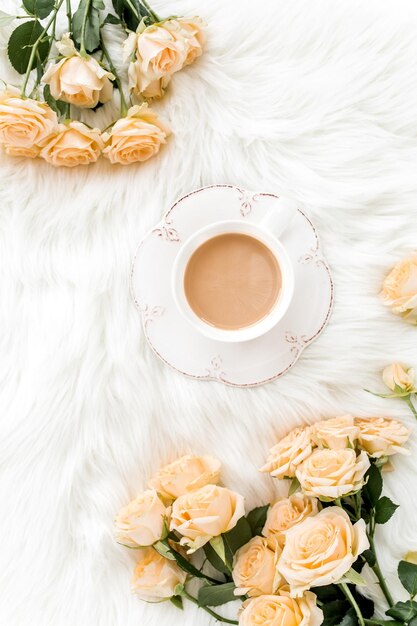 Samenstelling van pastel theeroos boeket bloemen en een kopje cacao op witte achtergrond bloemen