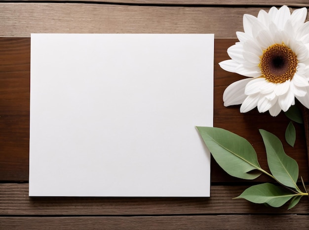 Samenstelling van prachtige bloemen en papier op houten tafel voor kopieerruimte en mockup