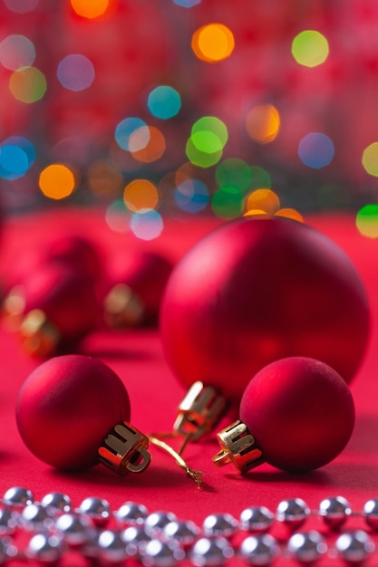 Samenstelling van rode kerstballen op rode tafel