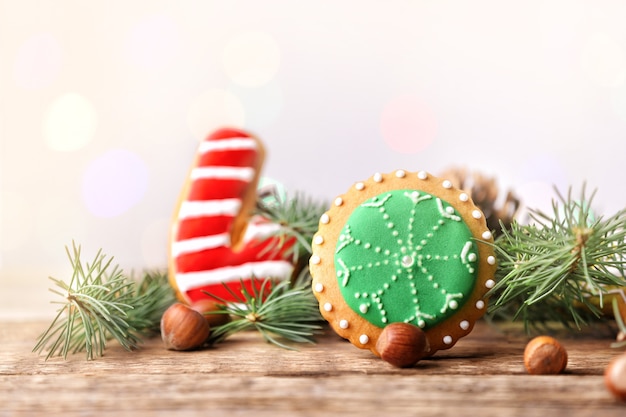 Samenstelling van smakelijk kerstkoekje en natuurlijk decor op houten tafel