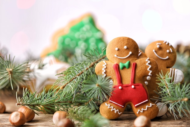 Samenstelling van smakelijke kerstkoekjes en natuurlijk decor op houten tafel