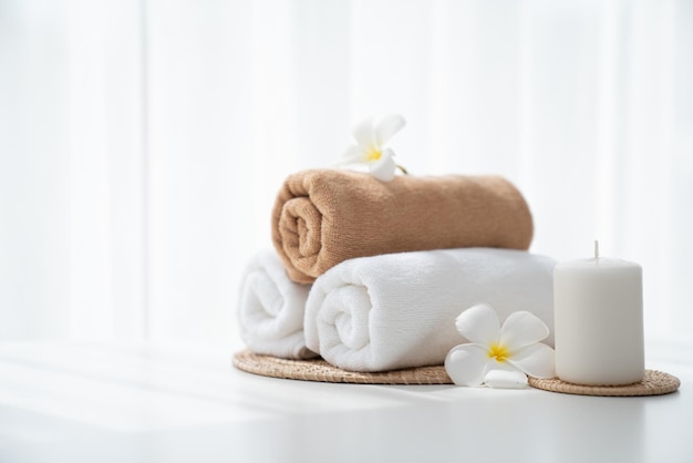 Samenstelling van spa-accessoires in het schoonheids-wellnesscentrum van het dagspahotel