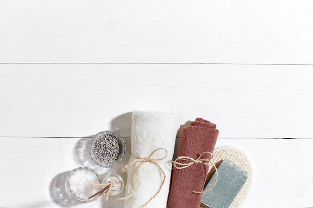 Samenstelling van spabehandeling op witte houten tafel met ruimte voor tekst bovenaanzicht