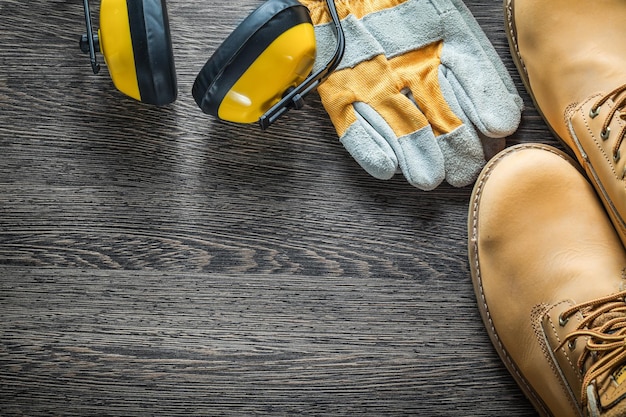 Samenstelling van veiligheidswerkkleding op houten plank