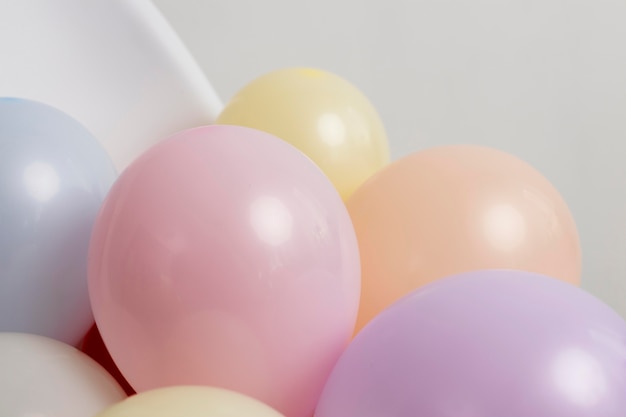 Foto samenstelling van verschillende feestelijke ballonnen