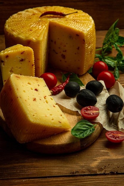 Foto samenstelling van verschillende soorten gesneden kaas: hard, belegen, kaas met schimmel. kaas snijden met fruit - druiven en vijgen. concept is ambachtelijke kaasproductie, restaurant.