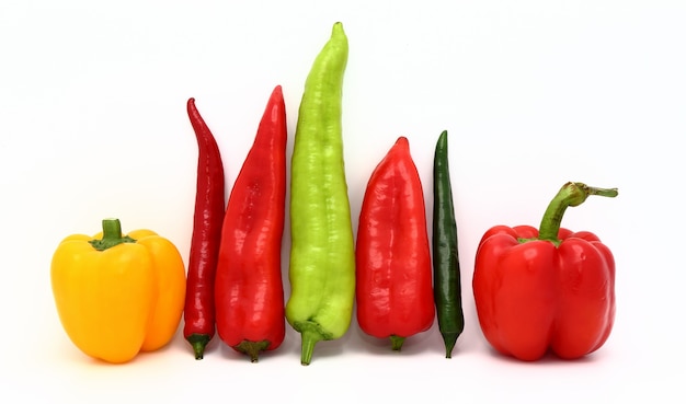 Samenstelling van verschillende soorten paprika in verschillende vormen, kleuren en maten op een lichte achtergrond. Natuurlijk product. Natuurlijke kleur. Detailopname.