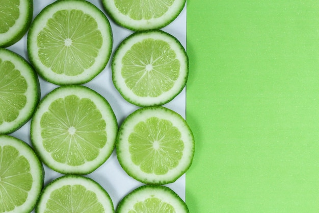 Foto samenstelling van verse groene citroenschijfjes