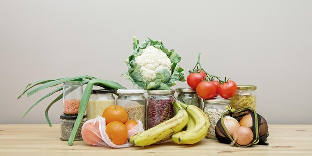 Samenstelling van voedsel in herbruikbare verpakkingen, gaaszakken en glazen potten Het concept van leven en winkelen zonder afval Geen plastic webbanner