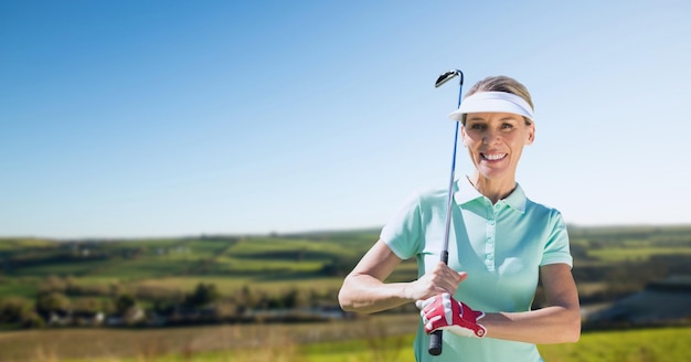 Samenstelling van vrouwelijke golfspeler die club buiten houdt
