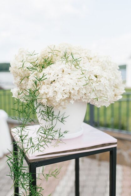Samenstelling van witte hortensia bij het huwelijk, decor