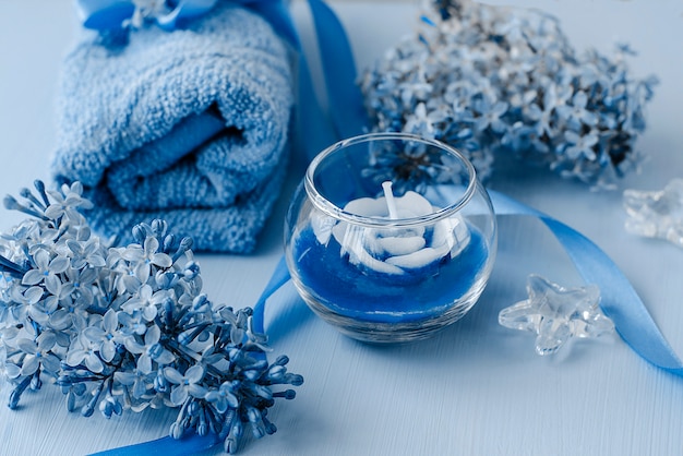 Samenstelling voor de spa van bloemen, kaarsen en handdoeken in klassieke blauwe kleur