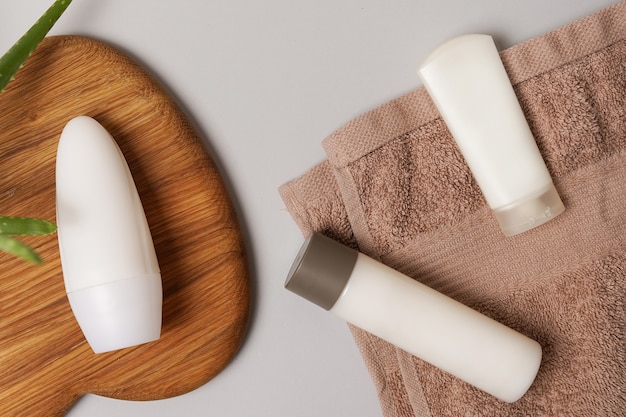 Samenstelling voor huidverzorging deodorant en witte cosmetische crème op de handdoek