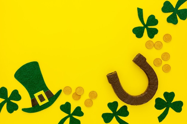 Samenstelling voor St. Patrick's Day. Papier versieren met groene klaver of klavers, gouden munten en hoefijzer