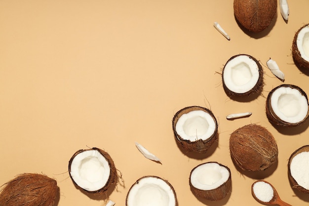 Samenstelling voor zomerconcept met kokosnoot op beige achtergrond