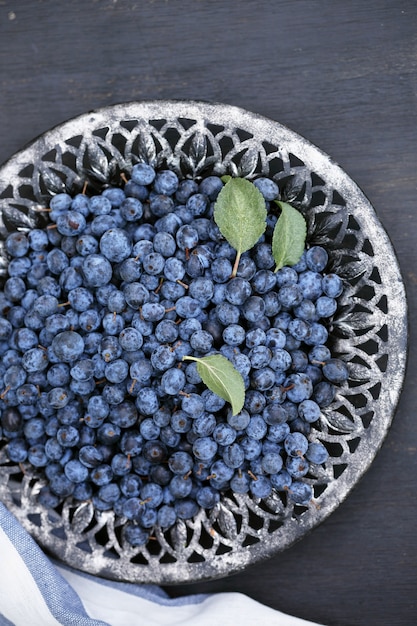 Samentrekkend geneeskrachtig fruit Prunus spinosa in een kom