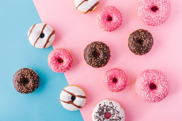 Samenvatting donuts op multicolored achtergrond