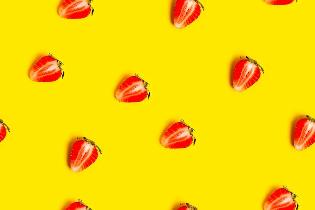 Samenvatting met rode verse aardbeien op geel.