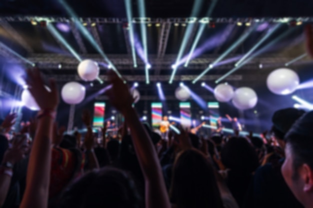 Samenvatting vaag beeld van partijconcert en stadiumlicht bij muziekfestival