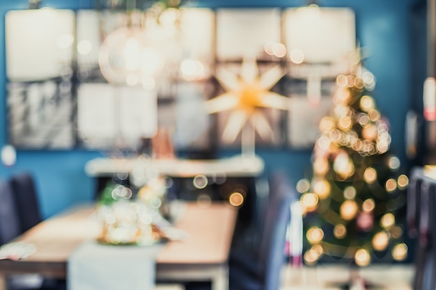 Samenvatting vage Kerstboomdecoratie met licht bij woonkamer binnenshuis met bokeh