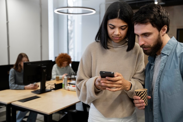 Samenwerkende mensen die samenwerken