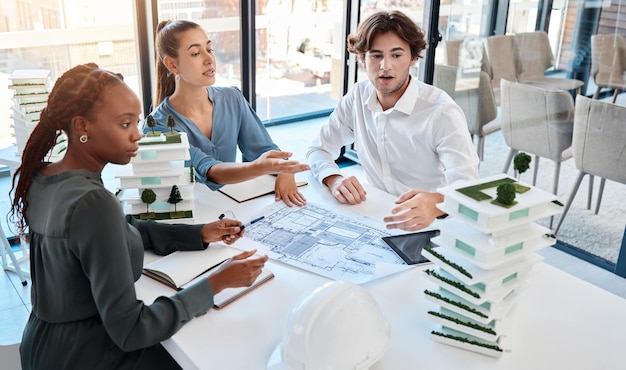 Samenwerking en planning van het architectenteam in vergaderdiscussie voor architectuurontwerpplan of 3D-model op kantoor Diverse zakenmensen praten in teamwerkstrategie voor het bouwen van prototype