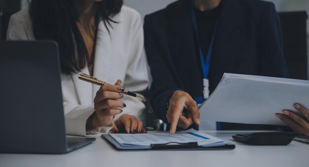 Samenwerkingsconferentie Vergadering van het bedrijfsteam Aanwezige investeerders Collega's bespreken nieuw plan Financiële grafiekgegevens op kantoortafel met laptop en digitale tablet Financiële boekhouding Investeringen