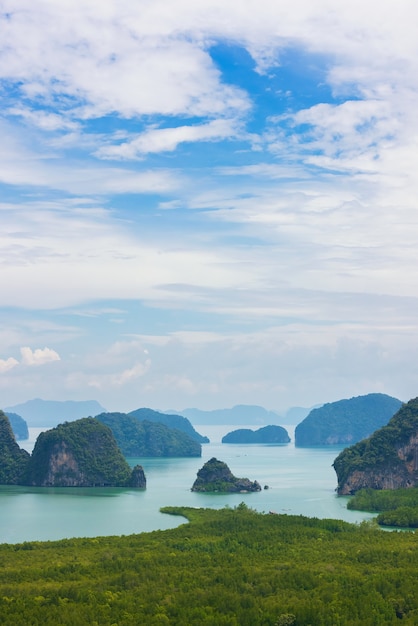 Samet Nang She 관점은 태국의 Phang Nga Bay에서