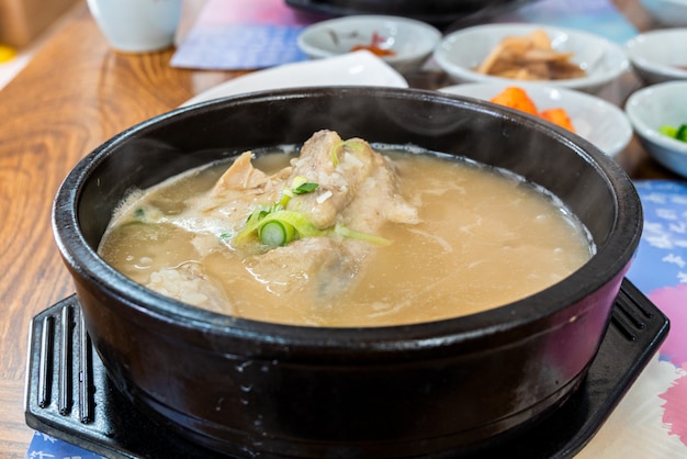 Zuppa di pollo samgyetang ginseng. cibo coreano.