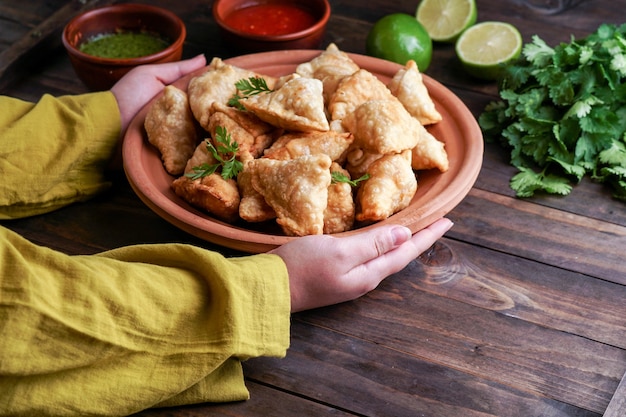 Samosa fritto / pasticceria al forno con ripieno salato, snack indiani popolari