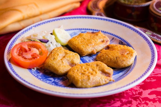 Foto samosa è un gnocco fritto o al forno con ripieno salato, come patate condite, cipolle, piselli, me