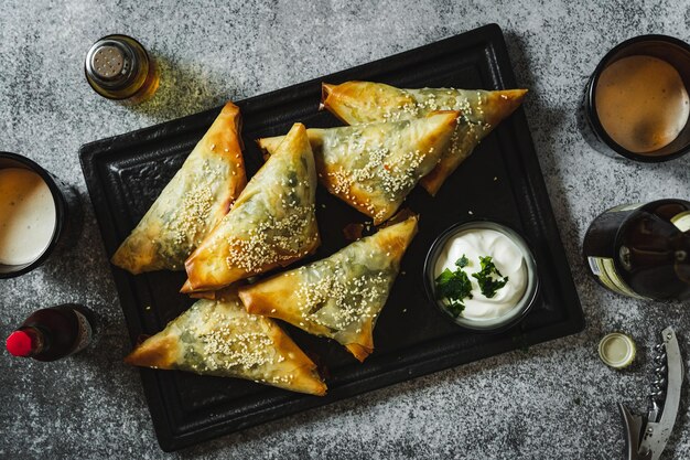 Samosa op een donkere tafel snack voor bier