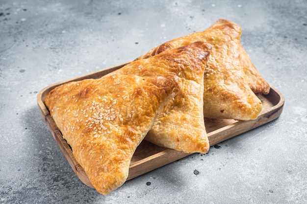 Samosa samsa 고기 박제 동양 파이 회색 배경 상위 뷰