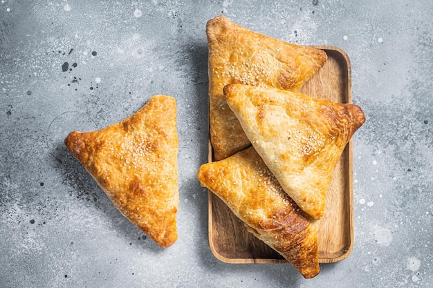 Samosa samsa vlees gevulde oosterse taarten grijze achtergrond bovenaanzicht