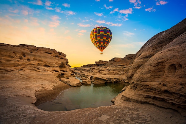 Foto sampanbok ubon ratchathani grand canyon in thailandia 3000 boke natura della roccia è invisibile in thailandia