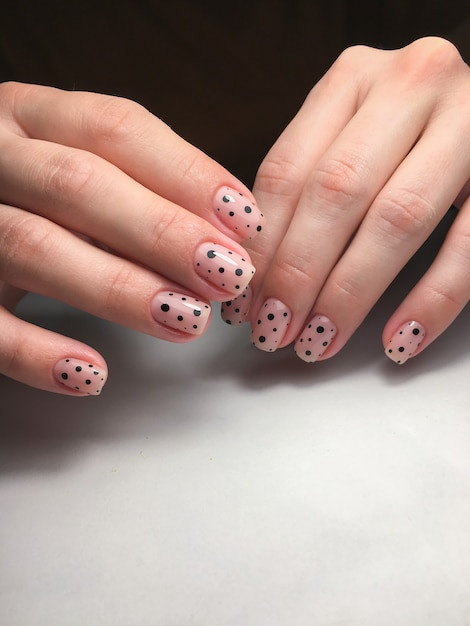 Foto campione di nail design su mani femminili.