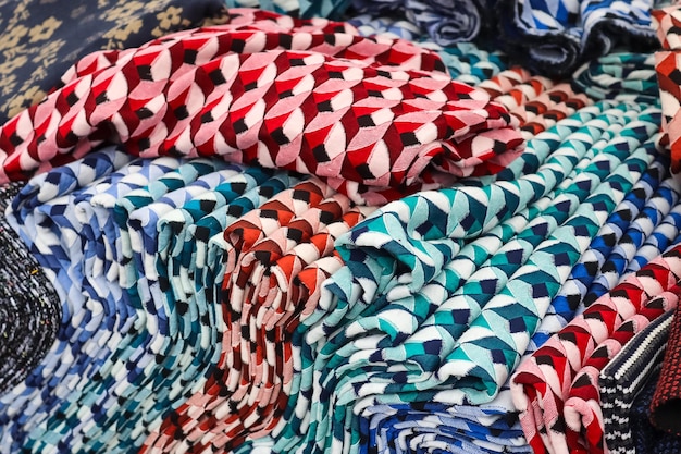 Foto esemplari di stoffa e tessuti di diversi colori trovati in un mercato dei tessuti