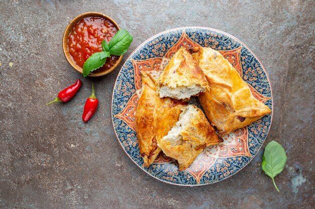Samsa of samosas met kippenfilet