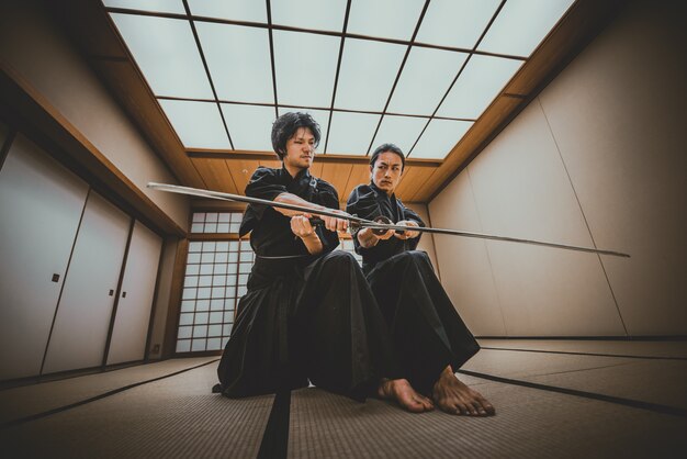 Samurai training in een traditionele dojo, in tokyo