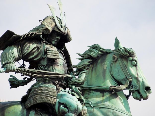 Samurai worrior sculptuur in stadspark in Tokio.