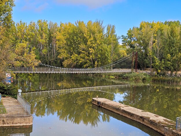 Foto ponte sospeso di san andres sul fiume pisuerga e sul canal de castilla a herrera