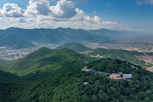 Photo san bernardo hill with the city of salta behind seen from a drone