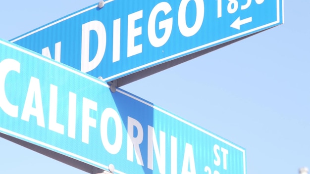 Segnale stradale di san diego e california nel bivio degli stati uniti in città