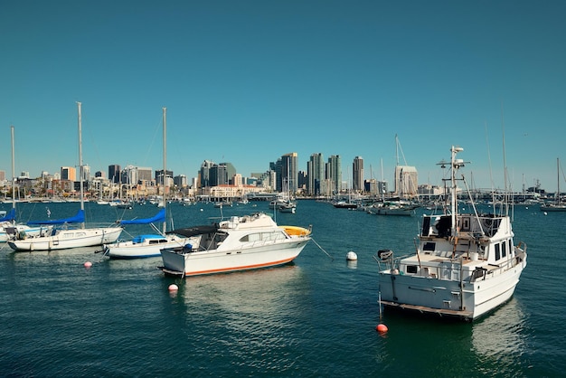 San Diego downtown met boot in de baai