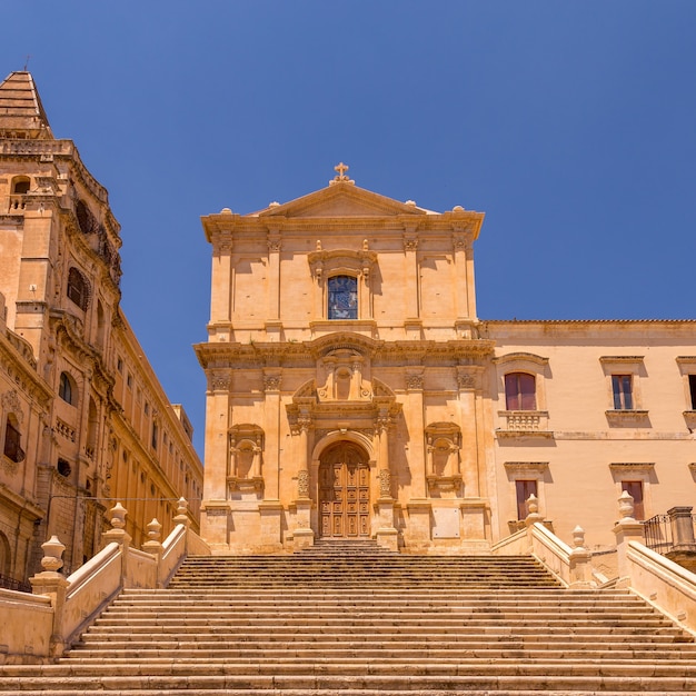 Foto san francesco è una delle tante nuove chiese costruite dopo che la città di noto fu praticamente distrutta dal terremoto del 1693. stile barocco